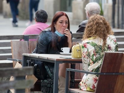 Una persona fuma en una terraza de Lugo, en Galicia.