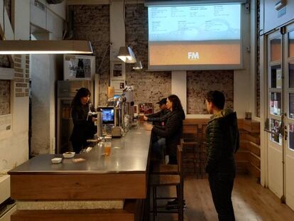 Varios clientes en la Fábrica Maravillas, una 'brewpub' situada en pleno corazón del barrio de Malasaña (Madrid). 