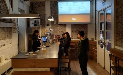 Varios clientes en la Fábrica Maravillas, una 'brewpub' situada en pleno corazón del barrio de Malasaña (Madrid). 