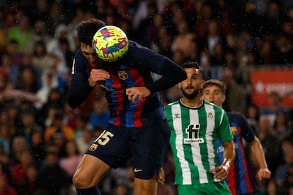Christensen marca el primer gol del partido entre el Barcelona y el Betis, en el Camp Nou este sábado.