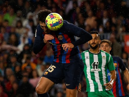 Christensen marca el primer gol del partido entre el Barcelona y el Betis, en el Camp Nou este sábado.