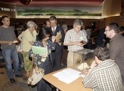 Un grupo de profesores se dispone a votar en las elecciones claustrales del pasado mes de junio.