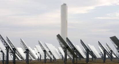 Vista de la planta solar de Abengoa en Sanlúcar La Mayor (Sevilla).