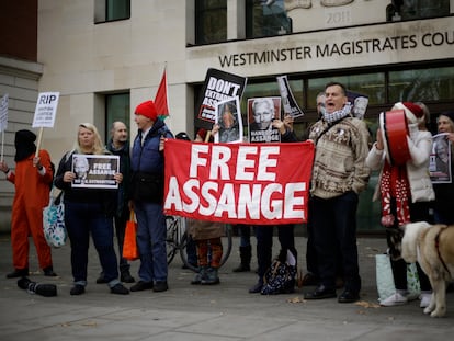 Partidarios del fundador de WikiLeaks, Julian Assange, protestan afuera de la Corte de Magistrados de Westminster en Londres.
