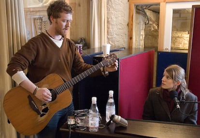 En la imagen  Glen Hansard y Markéta Irglová, en la película Once, de John Carney.