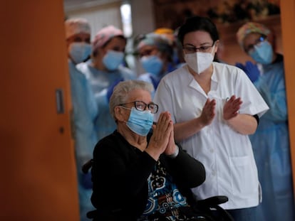 Josefa Pérez, de 89 años, la primera persona en recibir la vacuna contra el coronavirus en Cataluña, en la residencia Feixa Llarga, en L'Hospitalet de Llobregat (Barcelona), el pasado diciembre.