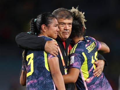 Daniela Arias y Jorelyn Carabali de Colombia son consoladas por Nelson Abadía, entrenador del equipo, después de perder un partido contra Inglaterra, en 2023.