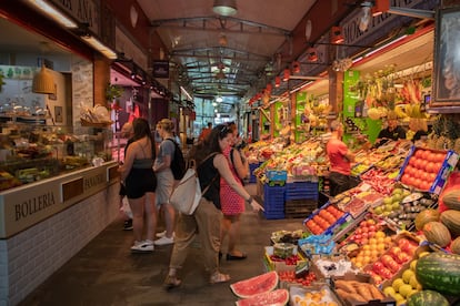 Clientes compraban el lunes en el mercado de Triana de Sevilla.