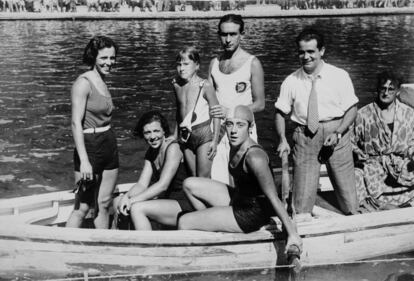 Grupo de personas sobre una barca en el lago en 1934.