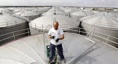 En la imagen, un trabajador recoge una muestra en la cooperativa de la bodega Virgen de las Viñas, en Tomelloso, Ciudad Real.