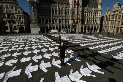 Trabajadores de bares y restaurantes colocan en el suelo chaquetas de cocinero en señal de protesta y para reclamar más ayudas del Gobierno por la crisis del coronavirus, en Bruselas (Bélgica).