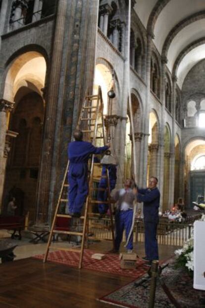 Operarios de la Catedral de Santiago colocan el cableado para lanzar el botafumeiro.