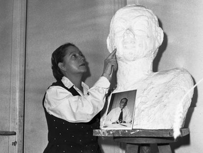 La artista Consuelo de Saint-Exupéry realiza un busto de su marido, el escritor Antoine de Saint-Exupéry, el 9 de septiembre de 1952.