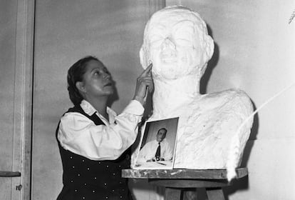 La artista Consuelo de Saint-Exupéry realiza un busto de su marido, el escritor Antoine de Saint-Exupéry, el 9 de septiembre de 1952.