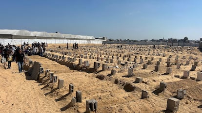 In the Algerian cemetery, created thanks to donors from that country, there are some 1,200 graves, most of them belonging to displaced Gazans killed by Israel far from their homes.