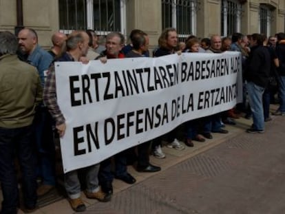 Concentración de 'ertzainas' ante el Parlamento, convocada este lunes por el sindicato Erne.