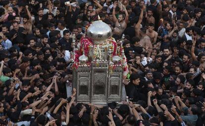 Una multitud de fieles celebran el da del mrtir Hazrat Al, primo del profeta Mahoma, en el vigsimo primer da del Ramadn, en Lahore (Pakistn).