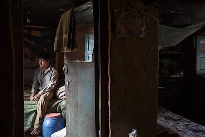 Sir Kumar Lama, de 30 años, en su casa de Mahadevsthan, a las afueras de Katmandú. Acaba de llegar de Catar, donde estuvo trabajando durante un año en una fábrica. En vez de los 360 dólares mensuales prometidos, cobró solo 220, así que decidió volver a Nepal un año antes de terminar el contrato. Ahora tiene problemas para pagar el préstamo de 1.200 dólares que su hermano le hizo para poder viajar a trabajar al extranjero. "La mayoría de mis compañeros de trabajo también fueron estafados"; explica. "Algunos llevan ocho años allí y no pueden irse porque deben mucho dinero".