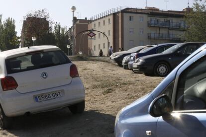 Vehículos aparcados en un descampado de Colonia Jardín cerca de una estación de Metro. El Ayuntamiento de Madrid recomienda el uso del transporte público y, para aquellas personas que necesiten desplazarse en vehículo privado, el uso compartido de dichos vehículos.