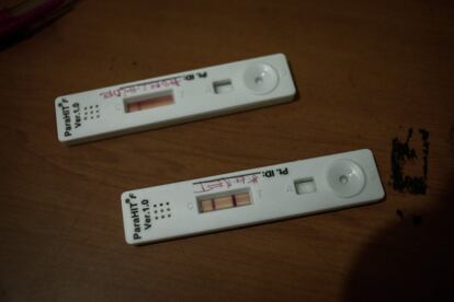 Dos pruebas de malaria con resultado positivo (dos franjas rojas) y negativo (una franja roja) tomadas a dos niños en el Hospital Distrital de Mopeia, en Mozambique, en junio de 2021. No es temporada alta de paludismo, pero hay muchos casos en el hospital de niños enfermos esperando a hacerse la prueba. 