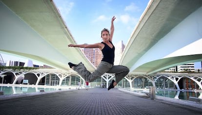 La bailarina y profesora Clara Barberá realiza un paso de danza en el paseo interior de la Ciudad de las Ciencias de Valencia.