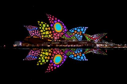 La Ópera de Sídney se iluminaba el domingo con los colores de 'Vivid Sydney', un festival anual de luz, música e ideas que se celebra estos días en la ciudad australiana.