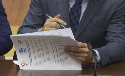Firma del acuerdo presupuestario en Andalucía entre PP, Cs y Vox el pasado junio.