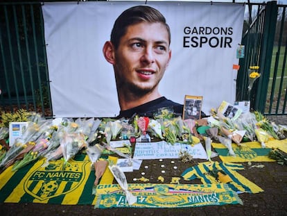 Homenaje en Nantes al futbolista Emiliano Sala, desaparecido en un percance aéreo.