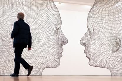 El artista barcelonés Jaume Plensa muestra 13 esculturas en la exposición 'Cada rostro es un lugar', en el Museo de Arte Moderno de Céret, en el sur de Francia.