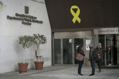 Un gran lazo amarillo preside la entrada del Departamento de Trabajo, Asuntos Sociales y Familia. La Junta Electoral Central ha exigido al Govern que retire los símbolos a favor de la libertad de los políticos presos.