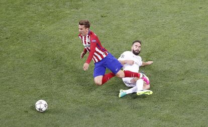  Antoine Griezmann (i) es entrado por Carvajal.