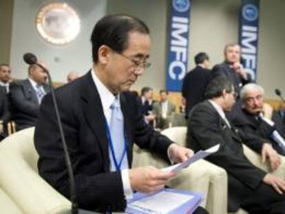 El gobernador del Banco de Japón (BOJ), Masaaki Shirakawa, afirmó hoy que la economía japonesa avanza hacia una recuperación "moderada", pero advirtió de que el sistema financiero nipón no es inmune a la repercusión de los problemas de deuda en Europa. EFE/Archivo