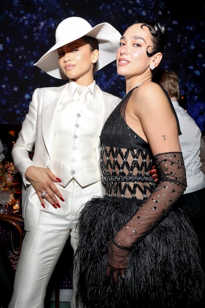 Zendaya, una de las famosas más esperadas en la gala del Met, y Dua Lipa dentro de la fiesta de este año en el museo neoyorquino.