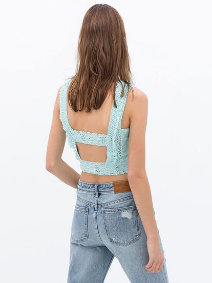 Top de encaje de Zara (25,95 euros).