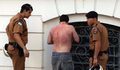 Homem &eacute; agredido durante o protesto em Curitiba.