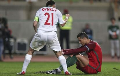 El búlgaro Dyakov se rie de Cristiano, que se lamenta tras fallar el penalti.