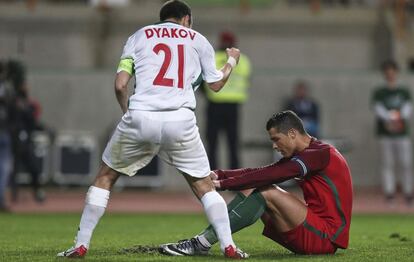 El b&uacute;lgaro Dyakov se rie de Cristiano, que se lamenta tras fallar el penalti.