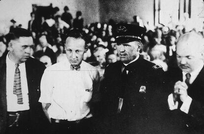 El profesor John Thomas Scopes (1900-1970) en un juicio tras haber enseñado la teoría de la evolución en una clase de ciencia en Dayton, Tennessee, 1925.