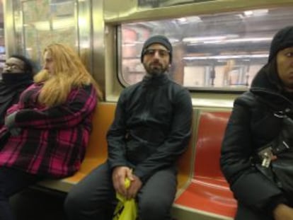 Brin exhibe sus gafas en el metro