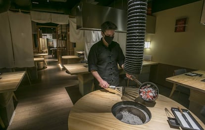 Preparación de brasas para el 'sumibiyaki' en el restaurante Pilar Akaneya, en Madrid. 