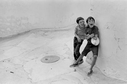 Inocencia y espontaneidad de dos niños jugando en una calle, en Villaluenga del Rosario (Cádiz), en agosto de 1987.