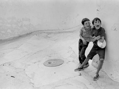 Inocencia y espontaneidad de dos niños jugando en una calle, en Villaluenga del Rosario (Cádiz), en agosto de 1987.