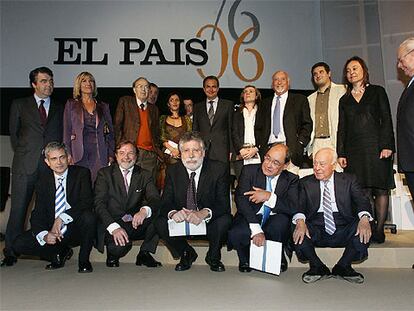 De izquierda a derecha, de pie, Alfonso López Casas, Julia Otero, José Vidal Beneyto, Matías Vallés, Marisa Goñi, Felipe Armendáriz, José Luis Rodríguez Zapatero, Luisa Castro, Manuel Vicent, Sergio Caro, Sandra Balsells e Ignacio Lozano. Abajo, Javier Moreno, Juan Luis Cebrián, Joaquín Estefanía, Jesús Ceberio y Jesús de Polanco.