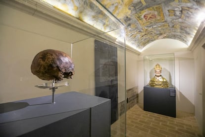 Vista del cráneo del Papa Luna (i) y el busto relicario de San Valero, donado por el pontífice en 1937 a la Seo de Zaragoza, y que pueden verse en el Alma Mater Museum de Zaragoza que acoge la exposición 'El Papa Luna: saber, diplomacia y poder en la Europa medieval'.  