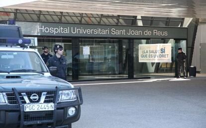 Agents de la Guàrdia Civil custodien l'hospital Sant Joan de Reus durant l'operació per les irregularitats de Traiber.