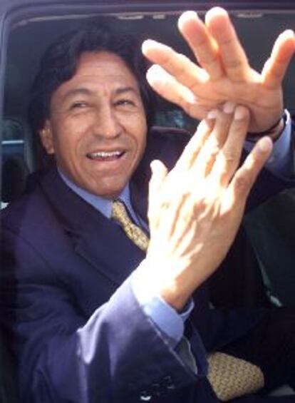 Alejandro Toledo saluda desde su coche, ayer en Lima.