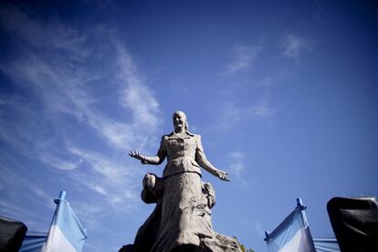 Una escultura de Eva Perón la recuerda en Los Toldos, su pueblo natal, donde el lunes 6 de mayo se realizó una vigilia en la víspera del centenario de su nacimiento. 