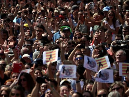 Minuto de silencio en la Plaza de Cataluña (Barcelona) tras los atentados del jueves.