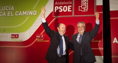 Alfredo Pérez Rubalcaba y José Antonio Griñán, ayer, en Sevilla.