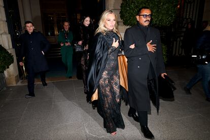 Kate Moss y Haider Ackermann, a su salida del hotel Ritz de París, donde la modelo celebró la fiesta por su 50º cumpleaños, el 16 de enero de 2024.